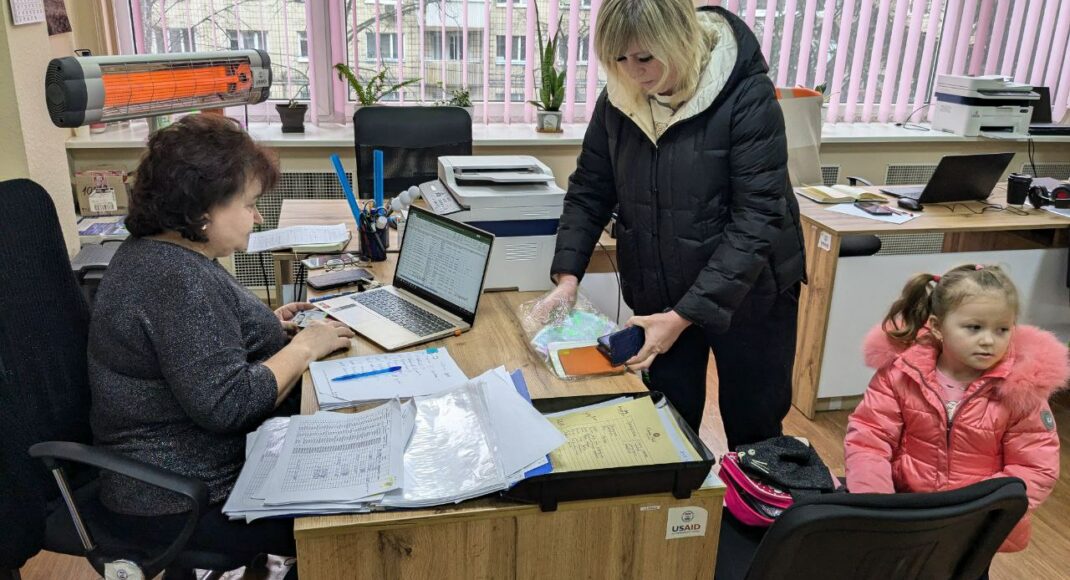 В Киеве в гуманитарном хабе Старобельской РГА продолжается выдача помощи от благотворителей (фото)