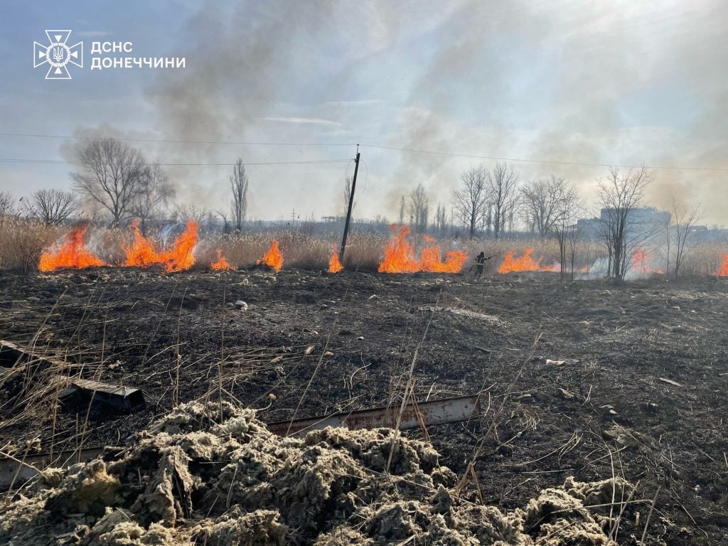 Унаслідок російського удару по Слов'янську, згорів автобус і палав очерет