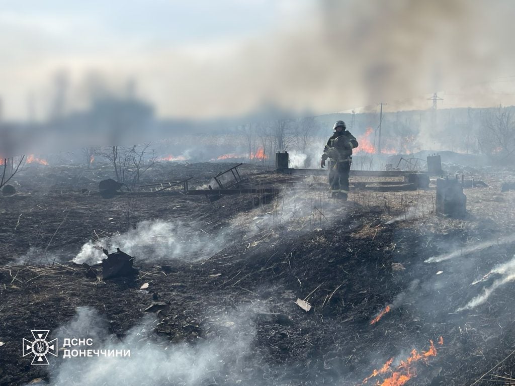 Унаслідок російського удару по Слов'янську, згорів автобус і палав очерет