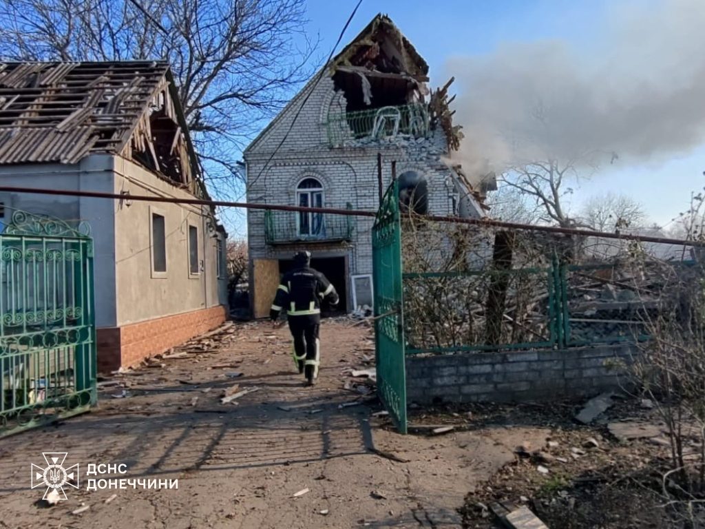 В результате российской атаки на Краматорск вспыхнули пожары в жилых домах и автомобилях