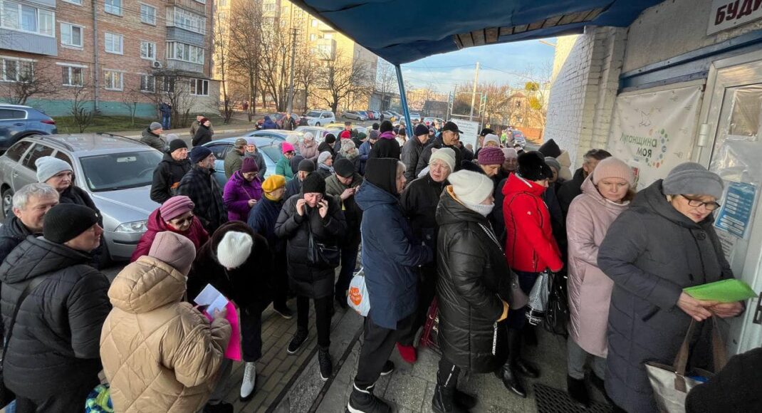 В Ірпені переселенці з Лозно-Олександрівки отримали продуктові набори від GEM і HGBF (фото)