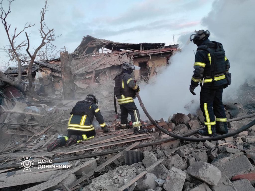 В Родинському ворожий обстріл спричинив пожежу у житловому секторі