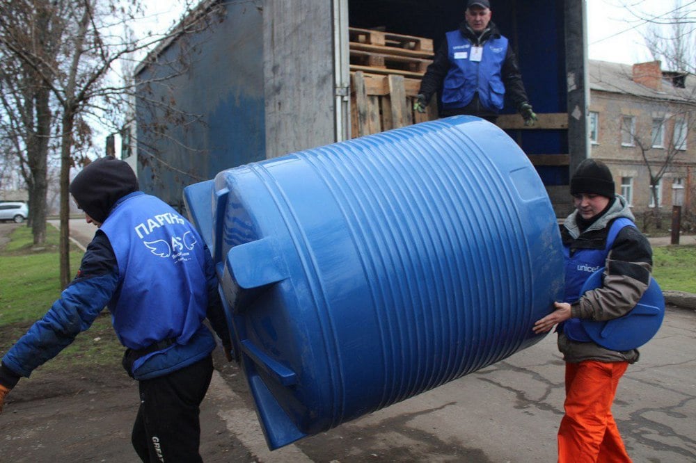 Завдяки підтримці UNICEF ООН в Дружківку доставили ємності для роздачі питної води