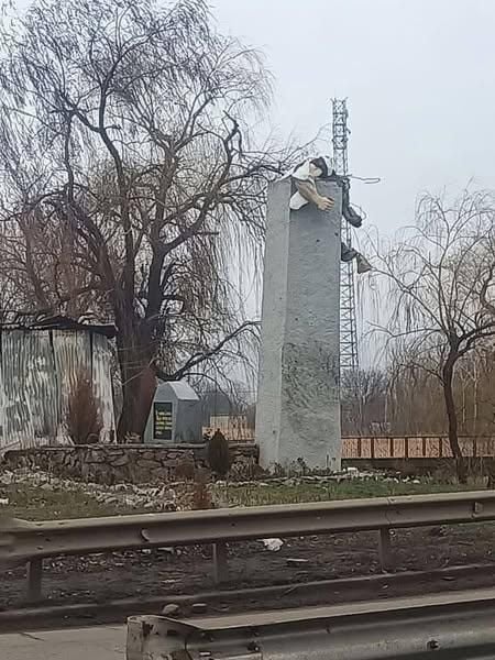 Зруйнований памʼятник у Селидовому