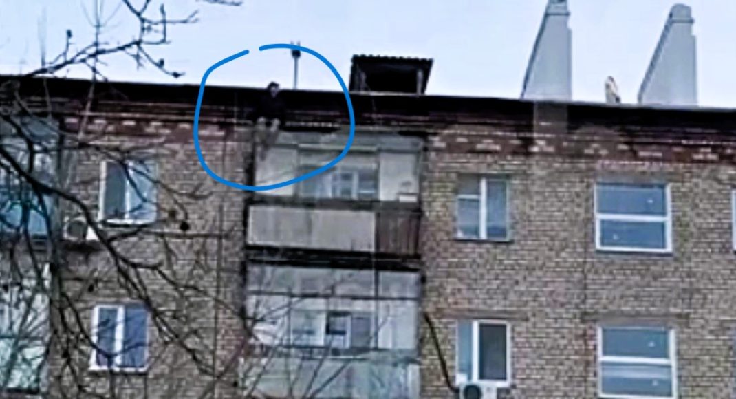 В оккупированном Донецке не могут снять мужчину с крыши балкона 5-этажки