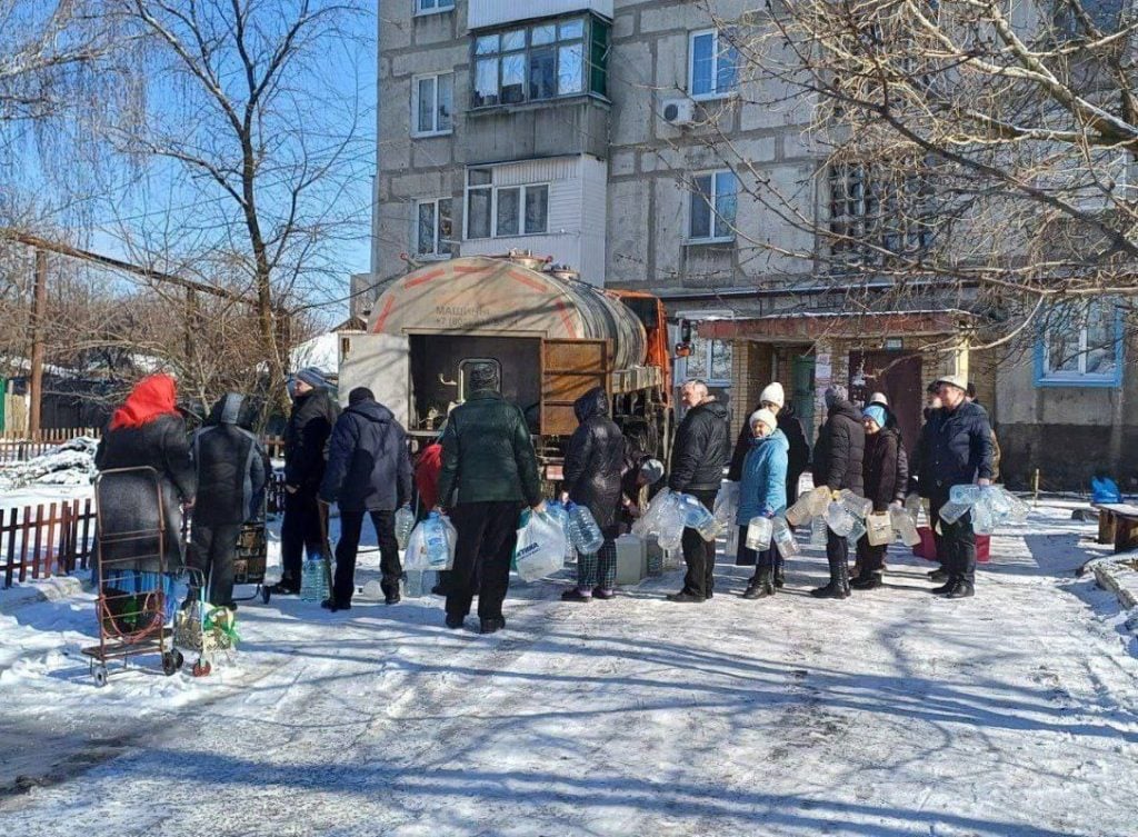 Мешканці Донецька спускаються за водою, яку їм підвозять у двори. Адже стабільного водопостачання у місті немає вже понад 10 років