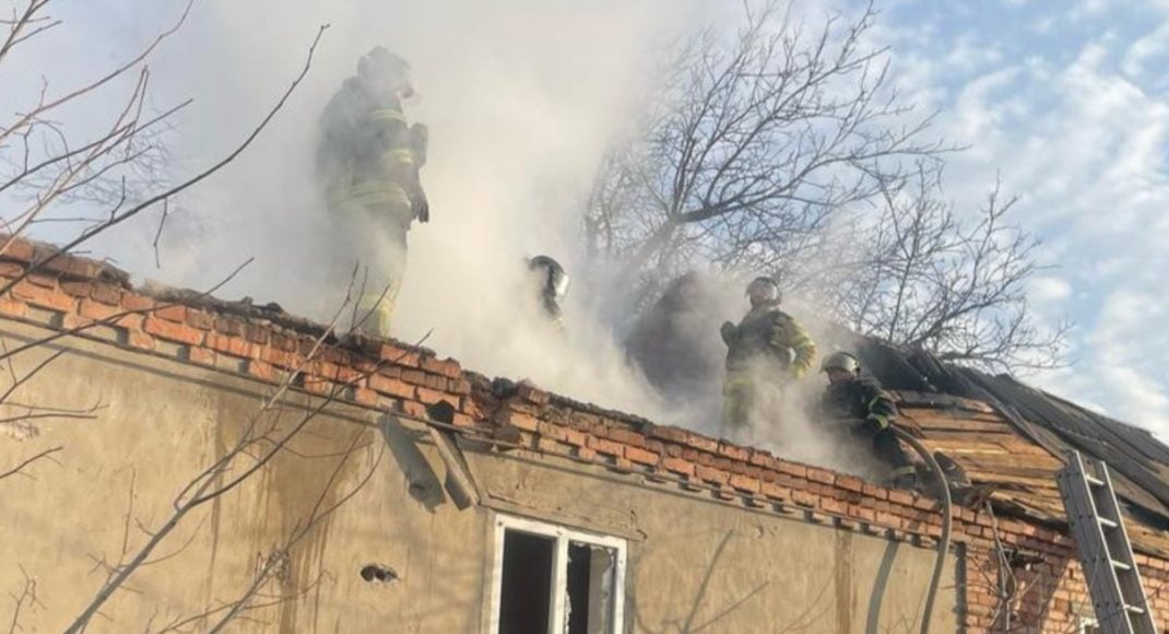 Двоє поранених, десятки зруйнованих будинків: рятувальники ліквідували наслідки удару по Олексієво-Дружківці (фото)