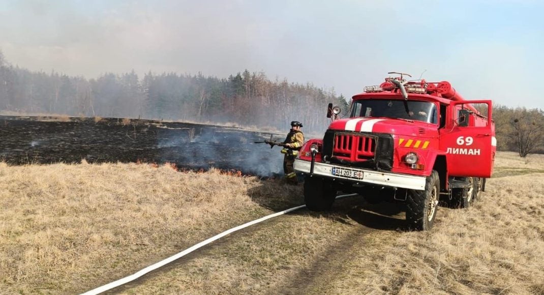 27 га сухостою та житловий будинок знищено вогнем на Донеччині (фото)