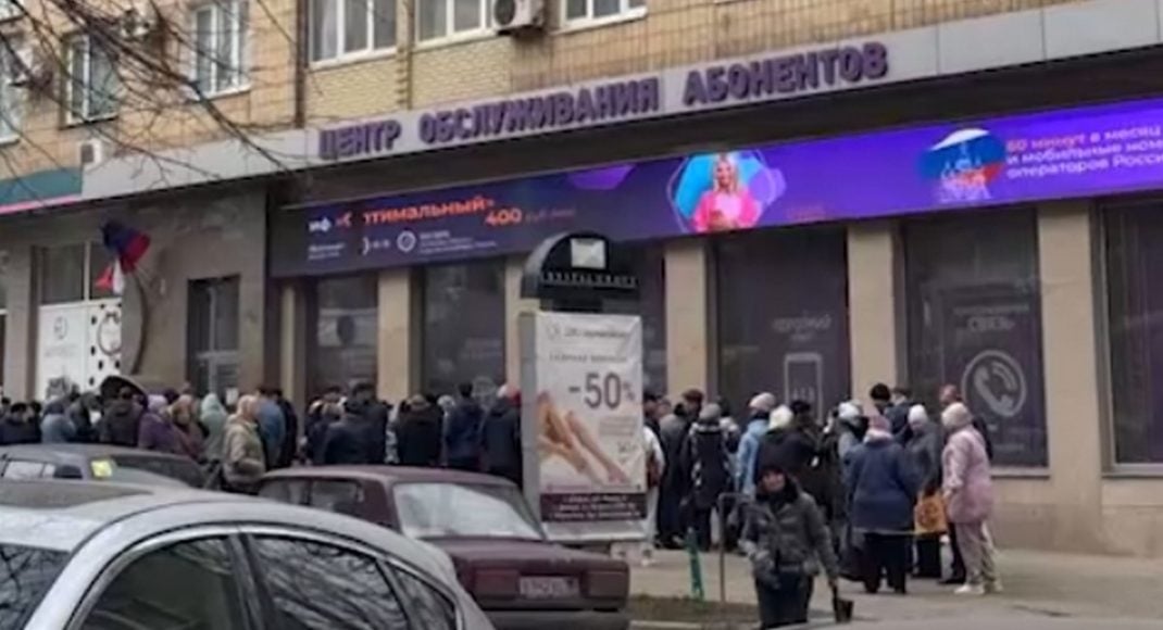 В Донецкой области оккупанты усиливают принудительную паспортизацию запугиванием блокирования "мобильных счетов"