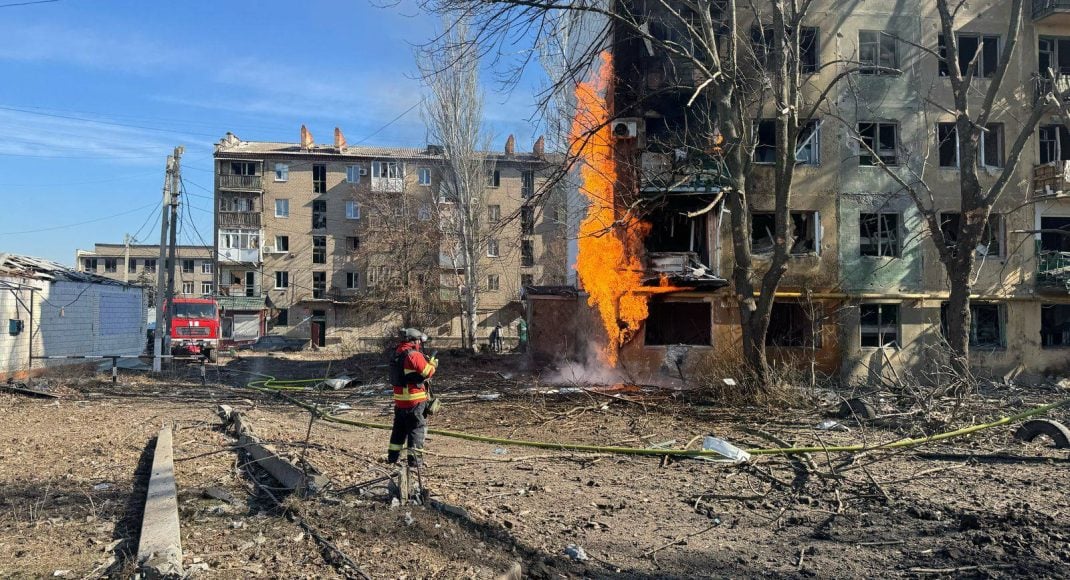 На Константиновку россияне сбросили 5 авиабомб: известно о 4 раненых (фото)