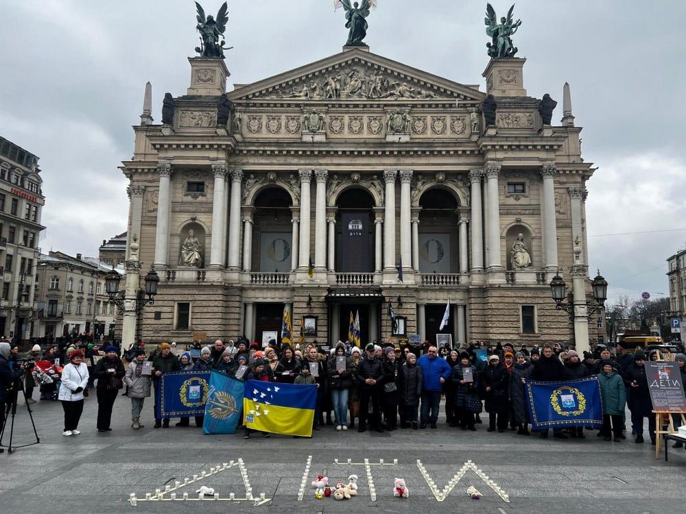 Напис "ДІТИ" з’явилась перед театрами в різних країнах у День пам’яті жертв авіаудару в Маріуполі (фото)