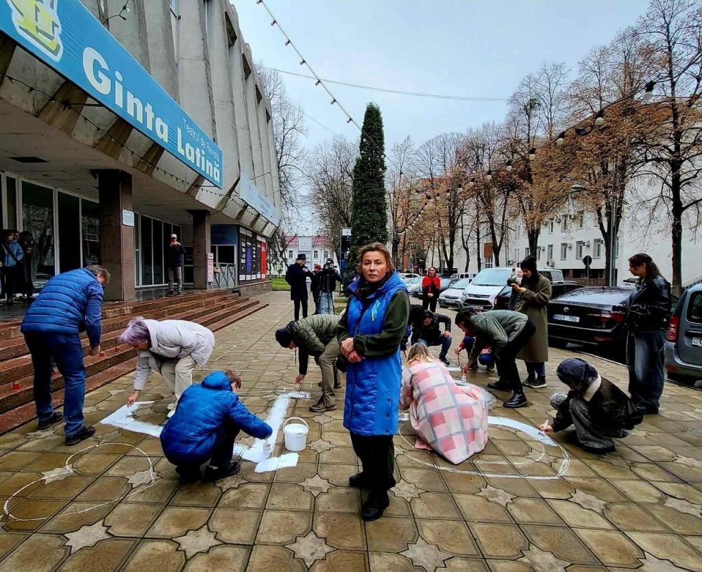 Напис "ДІТИ" з’явилась перед театрами в різних країнах у День пам’яті жертв авіаудару в Маріуполі (фото)