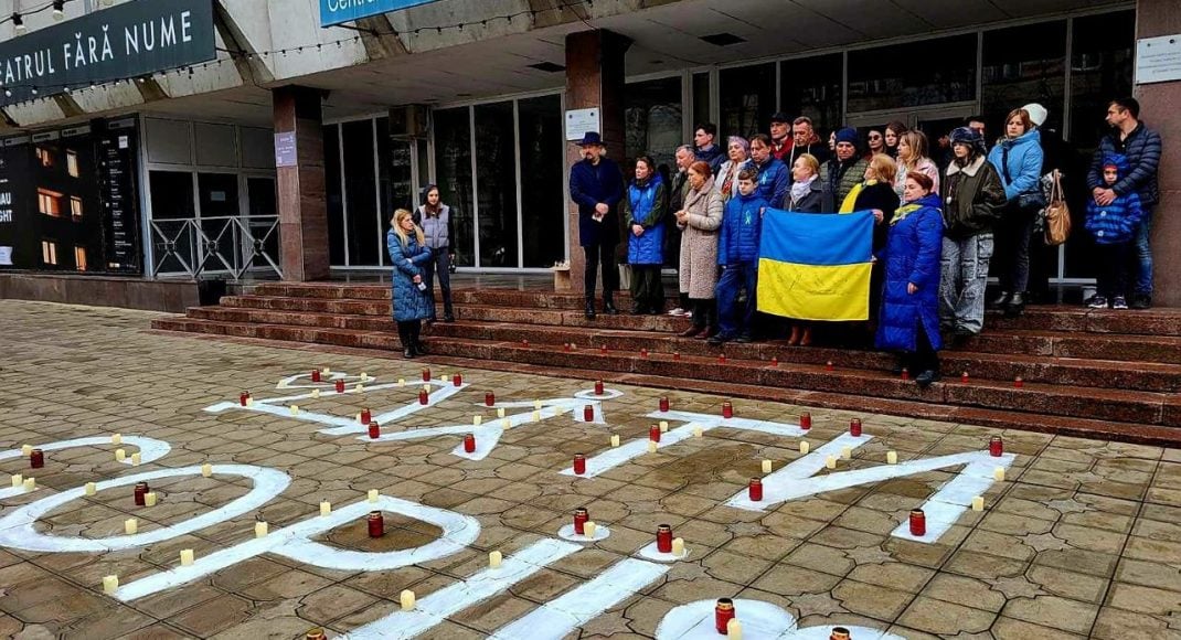 Напис "Діти" з’явилась перед театрами в різних країнах у пам'ять про знищення окупантами Драмтеатру в Маріуполі (фото)