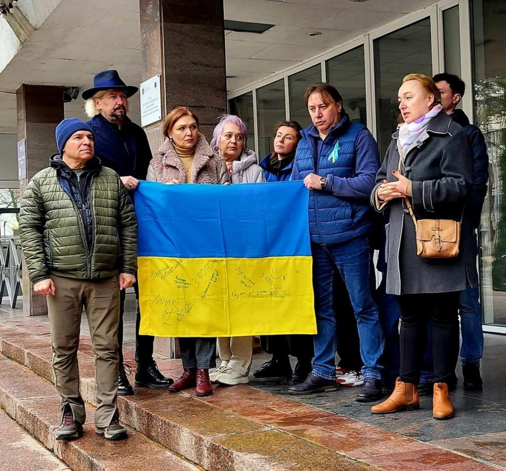 Напис "ДІТИ" з’явилась перед театрами в різних країнах у День пам’яті жертв авіаудару в Маріуполі (фото)