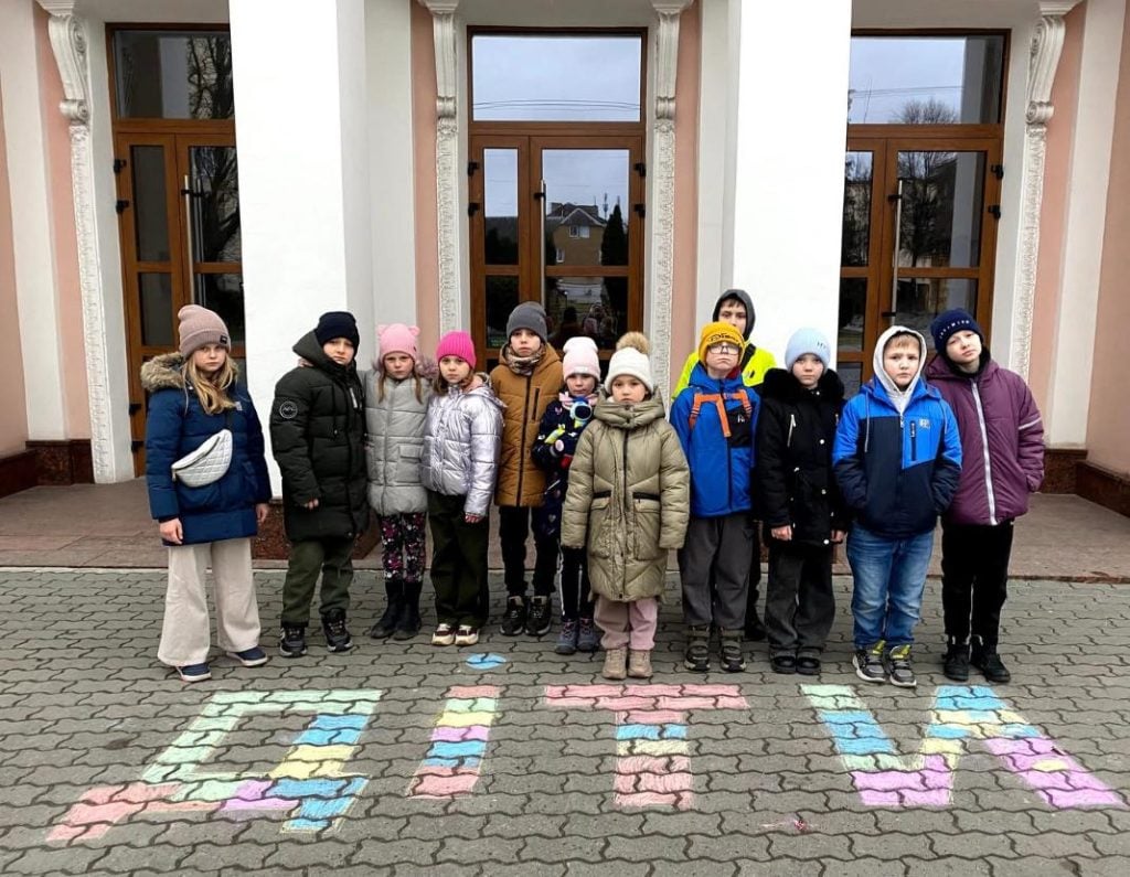 Напис "ДІТИ" з’явилась перед театрами в різних країнах у День пам’яті жертв авіаудару в Маріуполі (фото)