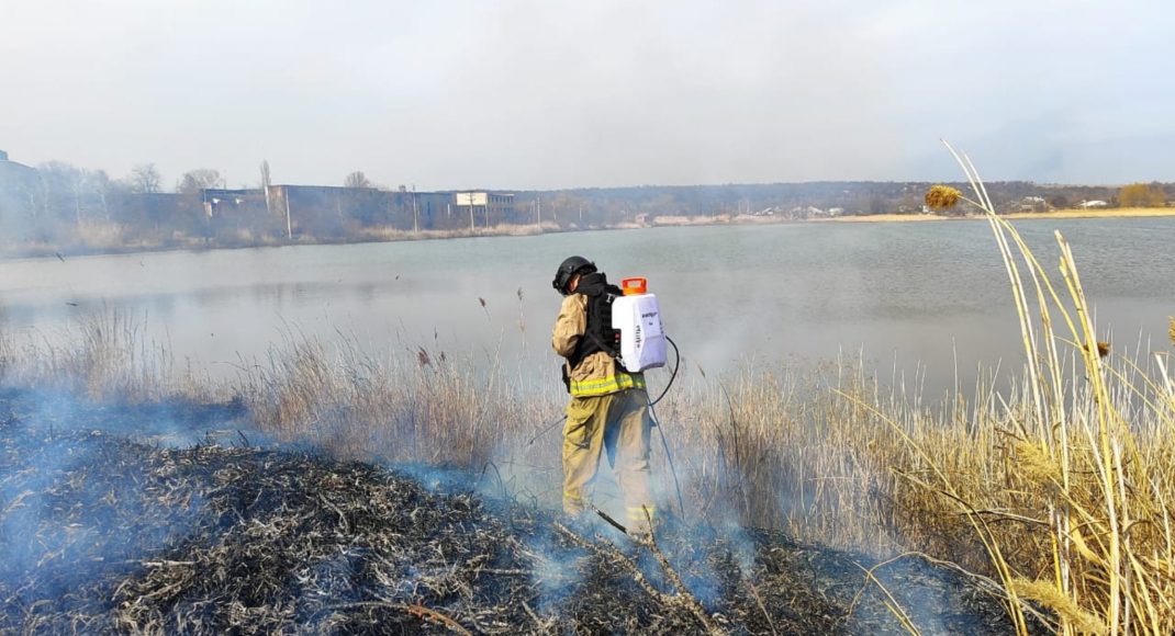 Рятувальники Слов'янська боролися з 6 пожежами на відкритих територіях (фото)