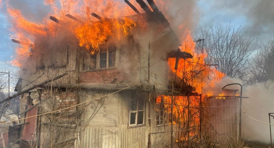 В Славянске горел дом, а в Дружковке — хозяйственная постройка (фото)