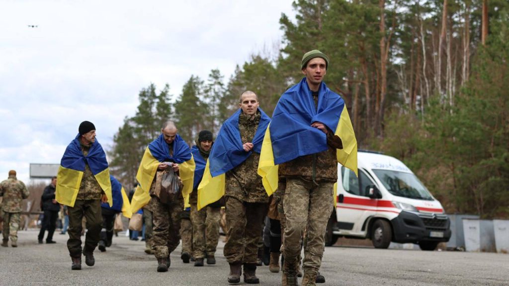 Ще 175 українських захисників звільнено з російського полону, зокрема важкопоранені