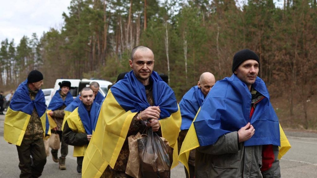 Ще 175 українських захисників звільнено з російського полону, зокрема важкопоранені