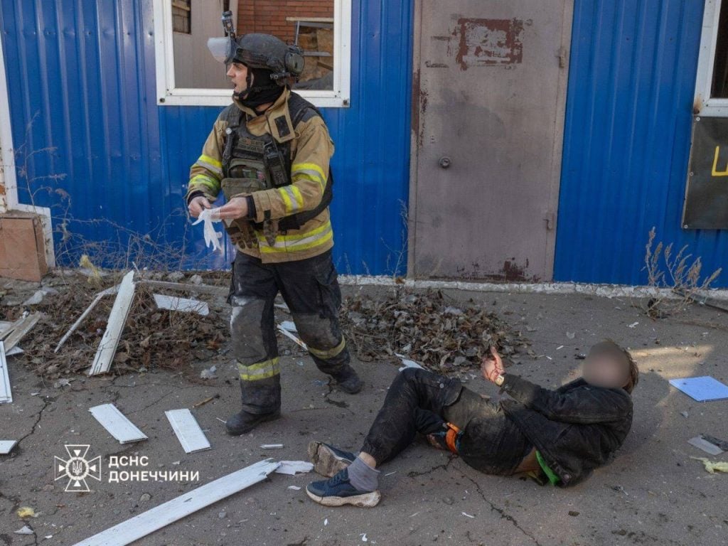 У Костянтинівці рятувальники допомогли пораненому чоловікові та передали його медикам