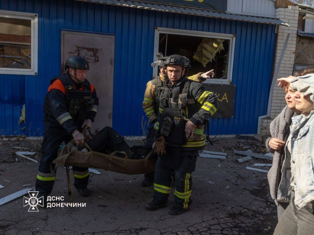 У Костянтинівці рятувальники допомогли пораненому чоловікові та передали його медикам