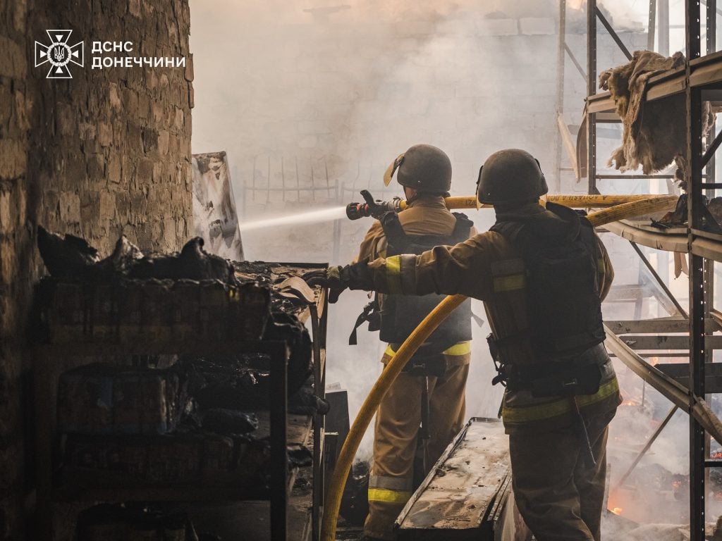 У Краматорську вогнеборці приборкали масштабну пожежу після сьогоднішнього авіаудару