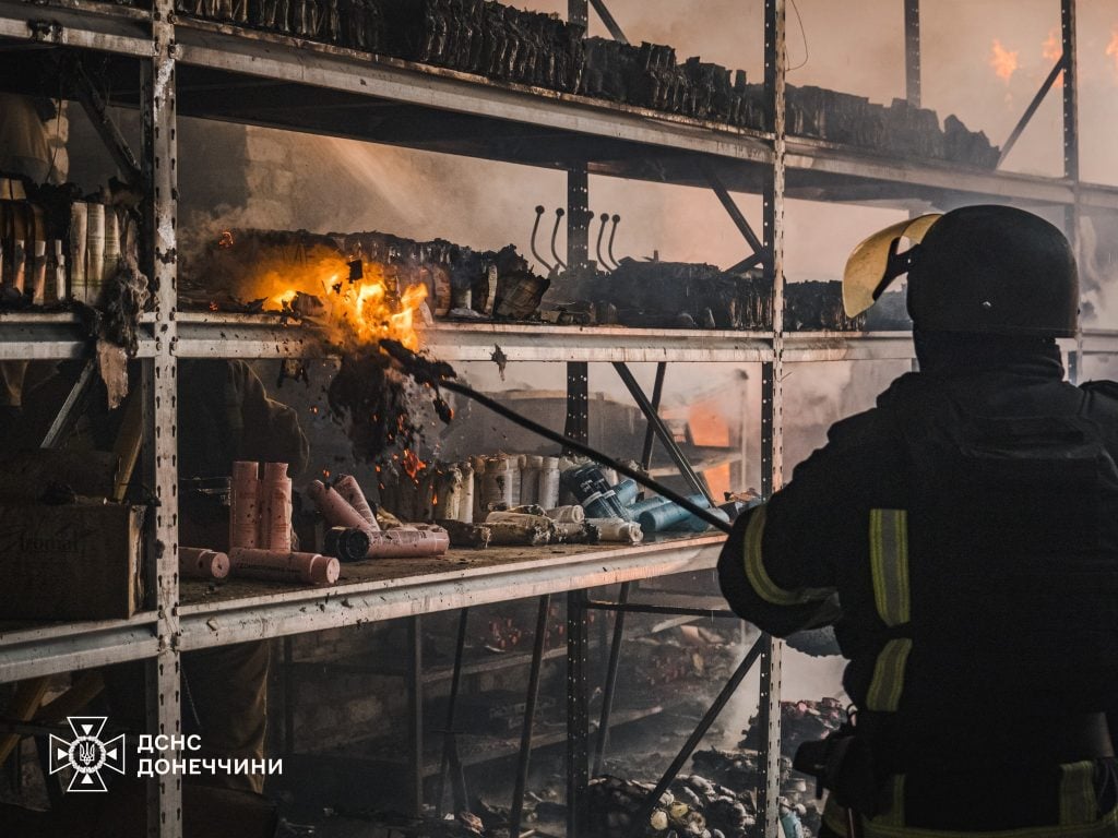 У Краматорську вогнеборці приборкали масштабну пожежу після сьогоднішнього авіаудару