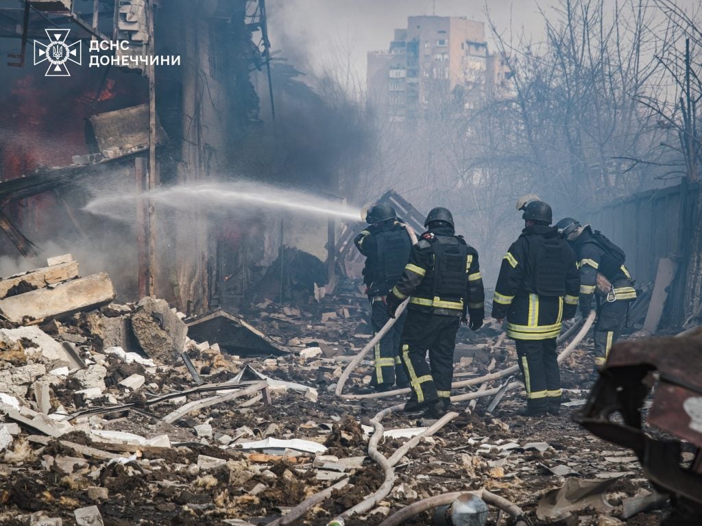 У Краматорську вогнеборці приборкали масштабну пожежу після сьогоднішнього авіаудару