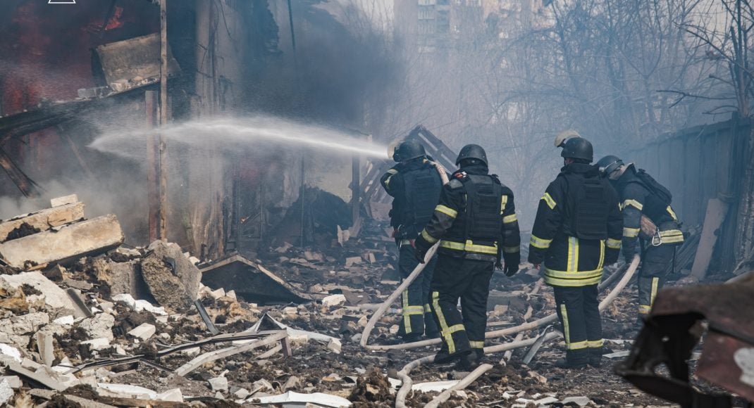 В ГСЧС показали, как ликвидировали последствия российского авиаудара по Краматорску (видео)