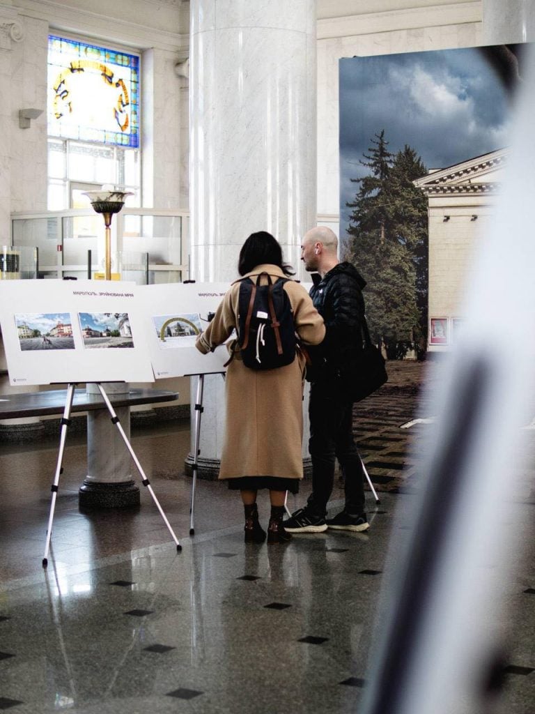 У Києві триває фотовиставка "Маріуполь: зруйнована мрія"