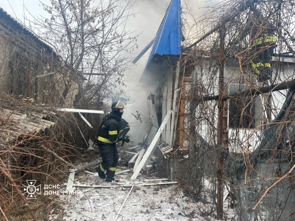 В Лимане на Донетчине пожарные ликвидировали последствия вражеского обстрела