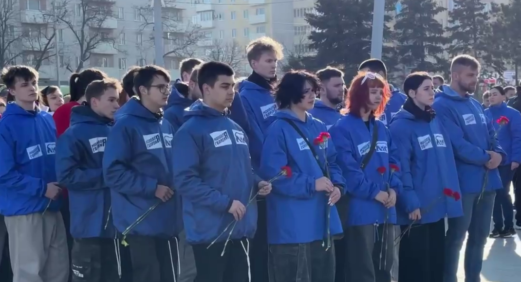 В окупованому Маріуполі школярів зігнали на вшанування жертв теракту у Москві (відео)