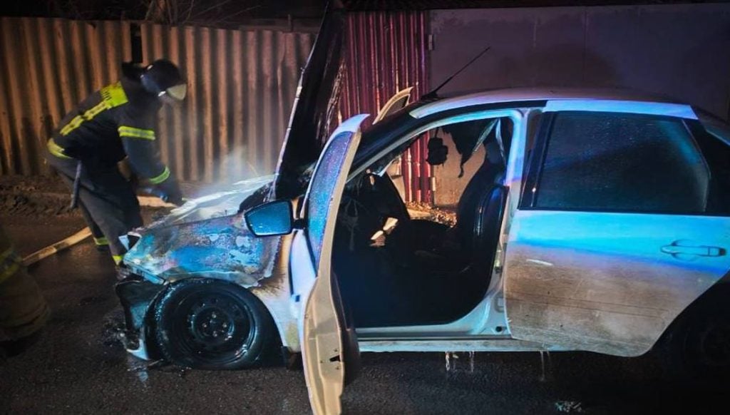 В окупованому Луганську загасили палаючий автомобіль (фото)