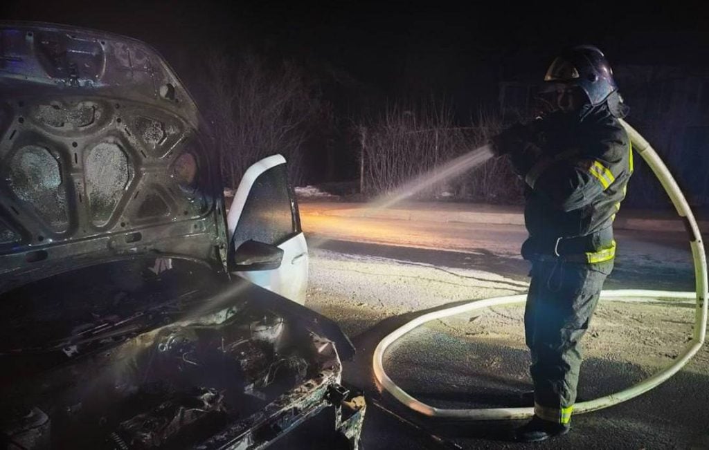 В окупованому Луганську загасили палаючий автомобіль