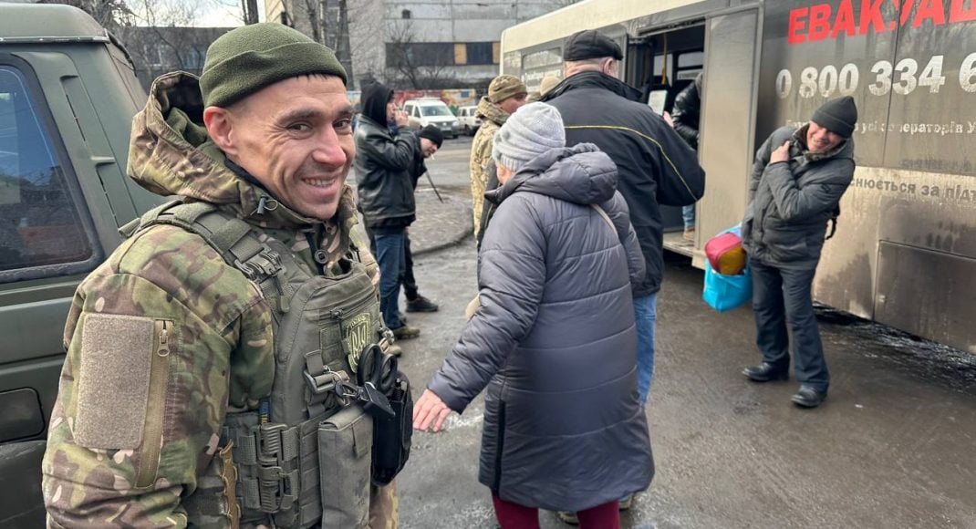 Полицейские и военные эвакуировали из Волновахского района несколько семей с детьми (видео)