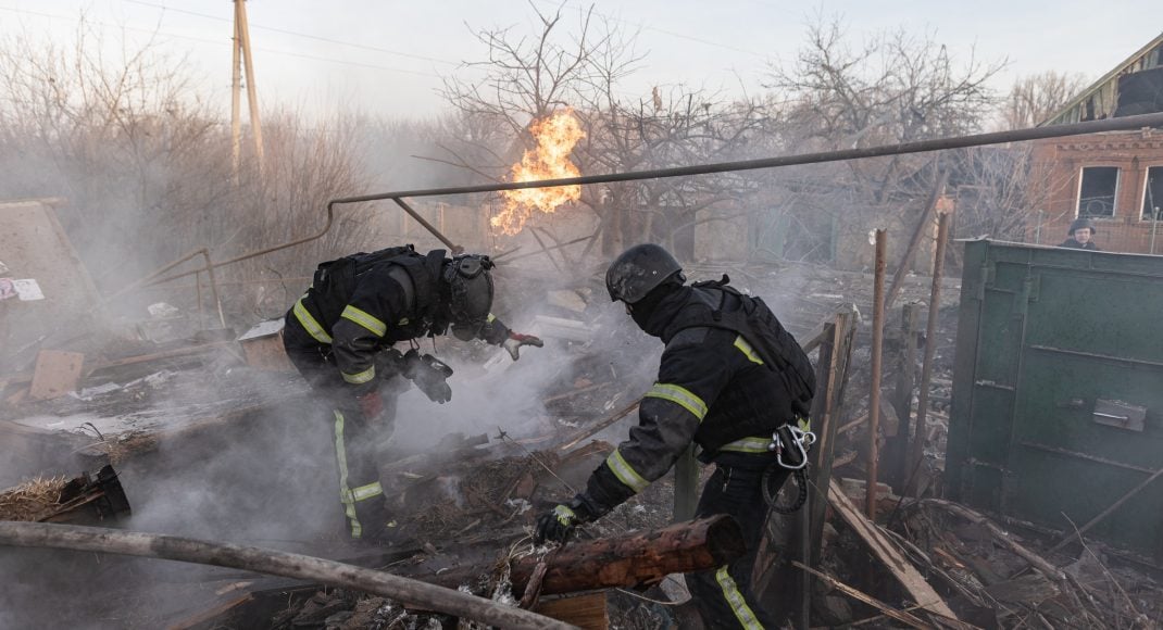 Унаслідок обстрілів Костянтинівки загинула людина, горіли житлові будинки, гаражі та автівки (фото)