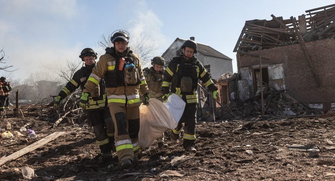 У Костянтинівці рятувальники дістали тіло загиблого з-під завалів після російського авіаудару (фото, відео)