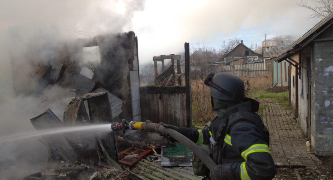 Ворожий обстріл спричинив пожежу в житловому секторі Родинського на Донеччині (фото)