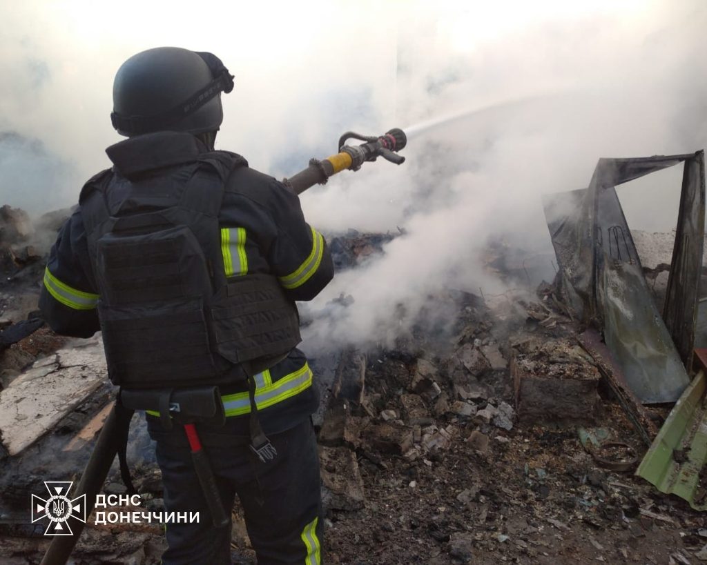 Вражеский обстрел вызвал пожар в жилом секторе Родинского