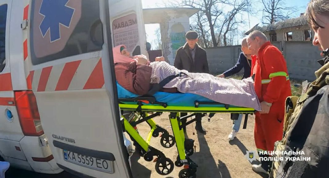 За один день екіпаж поліції "Білий янгол" евакуював з Лиманщини дев’ятьох людей з дитиною