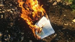 Активисты "Желтой Ленты" продолжают сжигать российскую символику в оккупации (фото, видео)