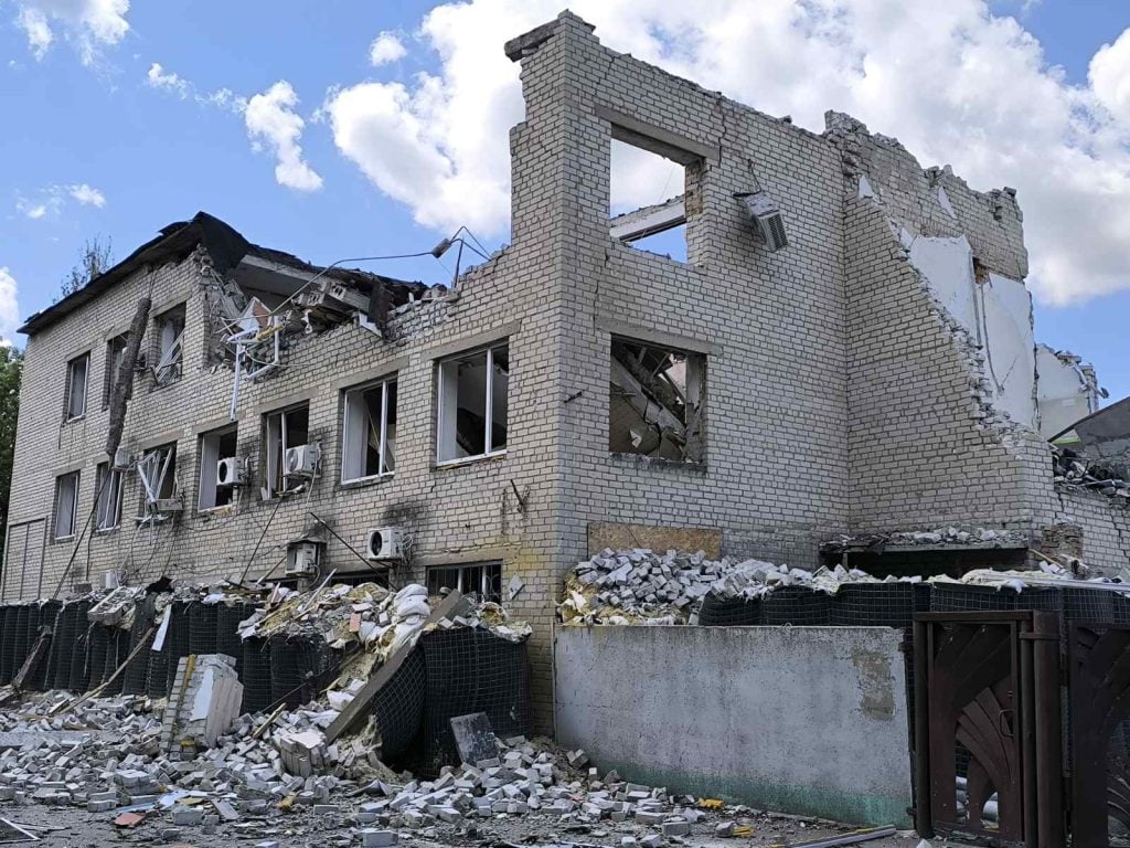 Газовщики Донбасса показали, разрушенное россиянами здание горгаза в Покровске