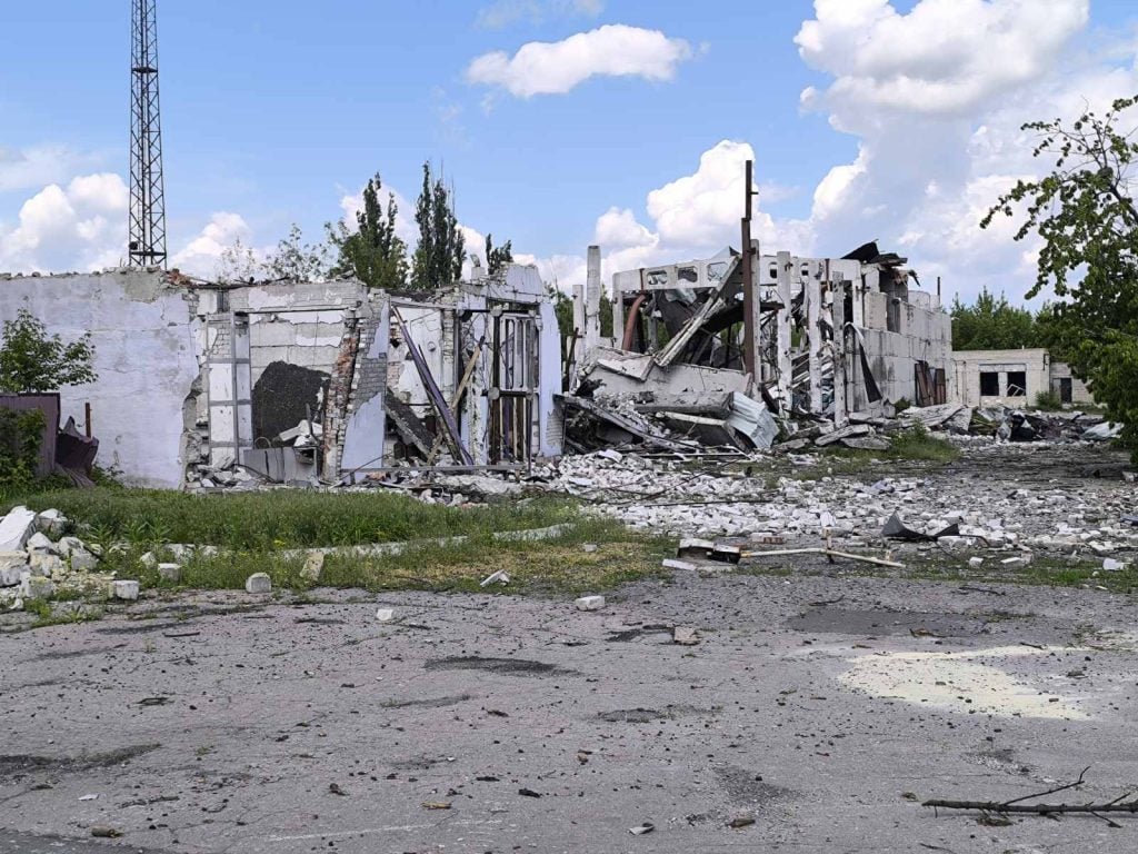 Газовщики Донбасса показали, разрушенное россиянами здание горгаза в Покровске