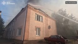 Костянтинівка під ворожими обстрілами: рятувальники показали, як ліквідують наслідки атак (відео)