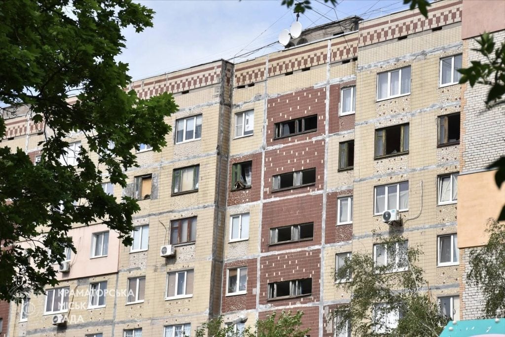 Краматорськ через ворожі обстріли частково залишається без світла, є руйнації і поранені 