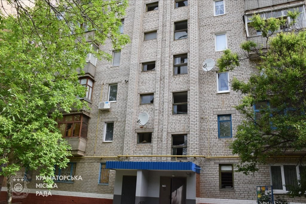 Краматорськ через ворожі обстріли частково залишається без світла, є руйнації і поранені 