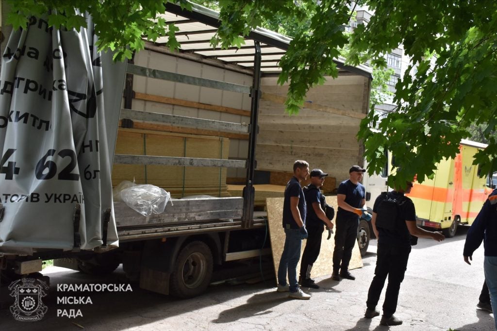 Краматорськ через ворожі обстріли частково залишається без світла, є руйнації і поранені 