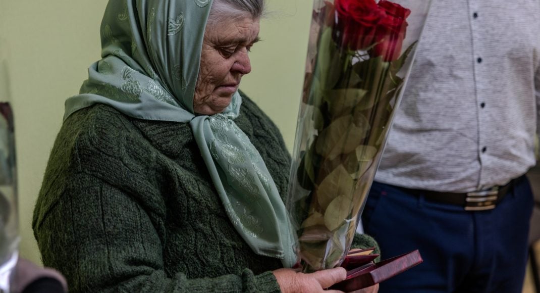 Мать погибшего пограничника Луганского отряда получила орден "За мужество" своего сына (фото)