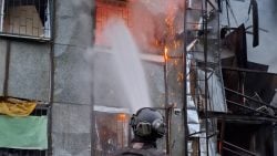 На Донеччині внаслідок ворожих обстрілів житлових кварталів палали автівки, житло та підприємство (фото)