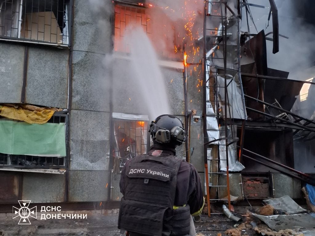 На Донетчине в результате вражеских обстрелов жилых кварталов пылали автомобили и жилье